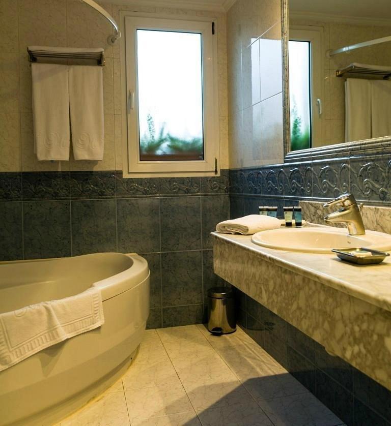Hotel Suite Miono Кастро-Урдиалес Экстерьер фото